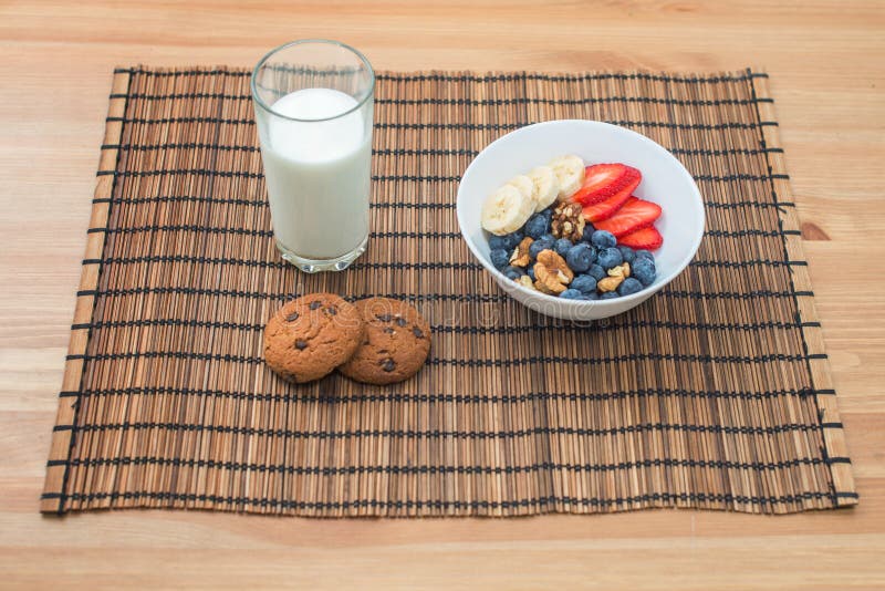 Gesundes Frühstück der Frucht, der Beeren und der Hafermehlplätzchen mit Milch auf einem hölzernen Hintergrund lizenzfreies stockbild Gesundes Frühstück der Frucht, der Beeren und der Hafermehlplätzchen mit Milch auf einem hölzernen Hintergrund lizenzfreies stockbild