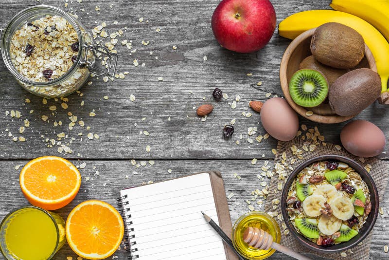 Gesundes Frühstück mit Hafern, Früchten, Beeren, Ei, Honig und Orangensaft stockbilder Gesundes Frühstück mit Hafern, Früchten, Beeren, Ei, Honig und Orangensaft stockbilder