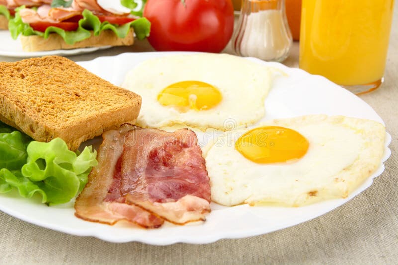 Gesundes Frühstück mit zwei Eiern mit Glas Saft stockfoto Gesundes Frühstück mit zwei Eiern mit Glas Saft stockfoto