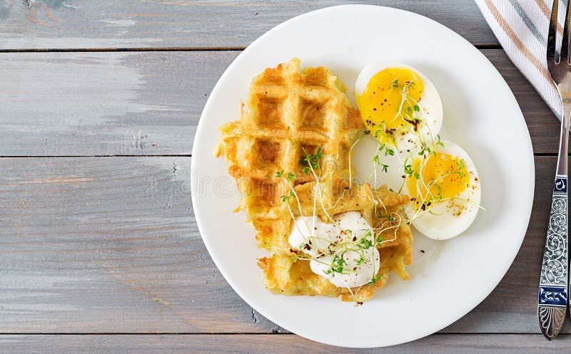 Gesundes Frühstück oder Imbiß Kartoffelwaffeln und gekochtes Ei auf grauem Holztisch Beschneidungspfad eingeschlossen Flache Lage stockbilder Gesundes Frühstück oder Imbiß Kartoffelwaffeln und gekochtes Ei auf grauem Holztisch Beschneidungspfad eingeschlossen Flache Lage stockbilder