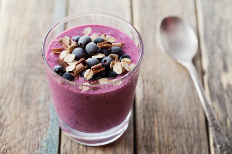Gesundes Frühstück von Smoothie, von Nachtisch, von Jogurt oder von Milchshaken mit gefrorener Beere und Hafern verzierte Schokol stockbild Gesundes Frühstück von Smoothie, von Nachtisch, von Jogurt oder von Milchshaken mit gefrorener Beere und Hafern verzierte Schokol stockbild