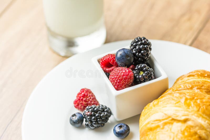 Gesundes Hörnchen-und Milch-Frühstück stockfoto Gesundes Hörnchen-und Milch-Frühstück stockfoto