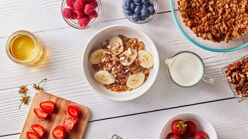 Gesundes natürliches Frühstück mit organischen BestandteilCorn Flakes, Bananenscheiben in der weißen Schüssel und Milch, Beeren, lizenzfreie stockbilder Gesundes natürliches Frühstück mit organischen BestandteilCorn Flakes, Bananenscheiben in der weißen Schüssel und Milch, Beeren, lizenzfreie stockbilder