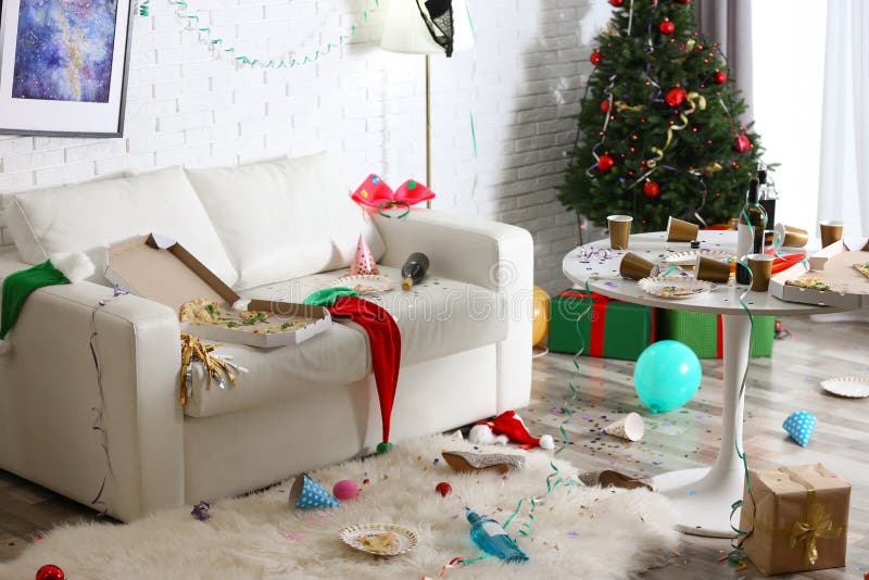 Gesundes Rauminneres mit Weihnachtsbaum Chaos nach Partei stockfotos Gesundes Rauminneres mit Weihnachtsbaum Chaos nach Partei stockfotos