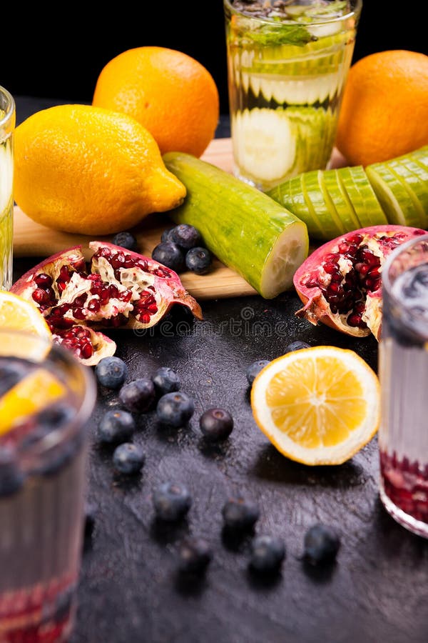 Gesundes selbst gemachtes Vitaminwasser von den Obst und Gemüse von stockfoto Gesundes selbst gemachtes Vitaminwasser von den Obst und Gemüse von stockfoto