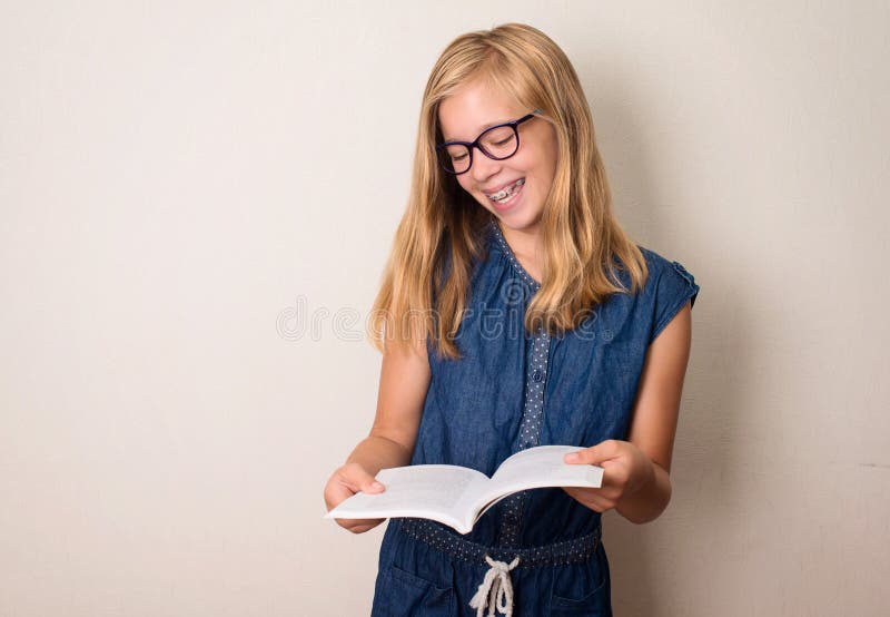 Gesundheit, Bildung und Leutekonzept Glückliches jugendlich Mädchen in den Klammern stockfotografie Gesundheit, Bildung und Leutekonzept Glückliches jugendlich Mädchen in den Klammern stockfotografie