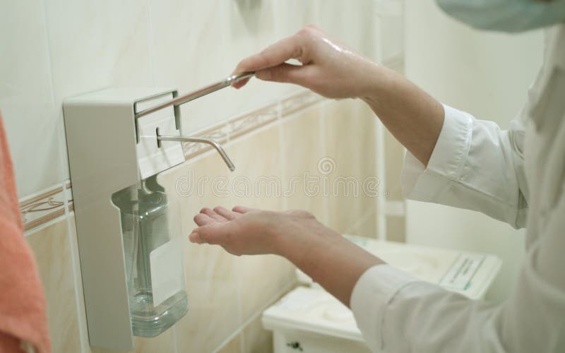 Gesundheitsbesetzungsarbeitskraft, die ihre Hände wäscht