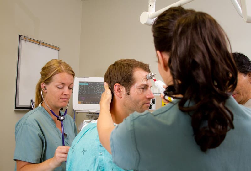 Gesundheitsteam, das Patienten einschätzt stockfoto Gesundheitsteam, das Patienten einschätzt stockfoto