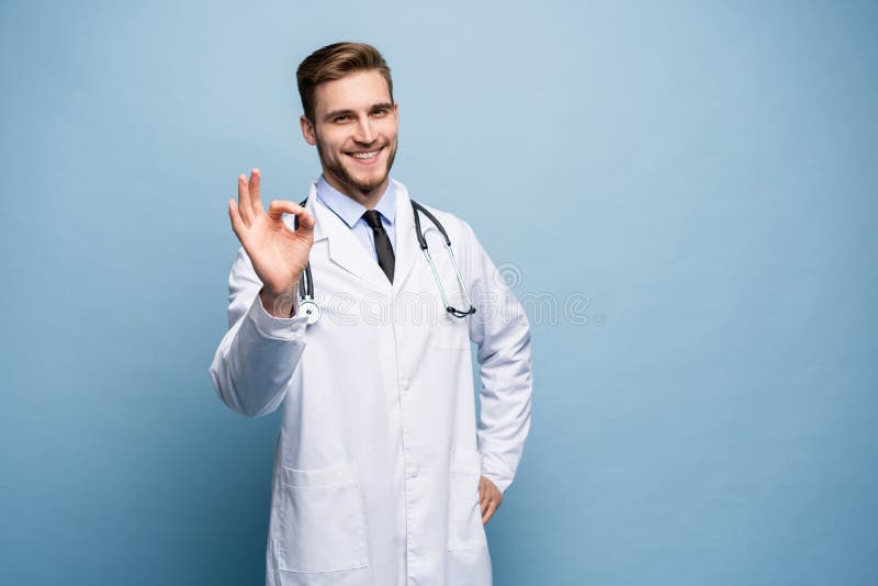 Gesundheitswesen-, Beruf-, Gesten-, Leute- und Medizinkonzept - lächelnder männlicher Doktor im weißen Mantel, der okayhand zeigt