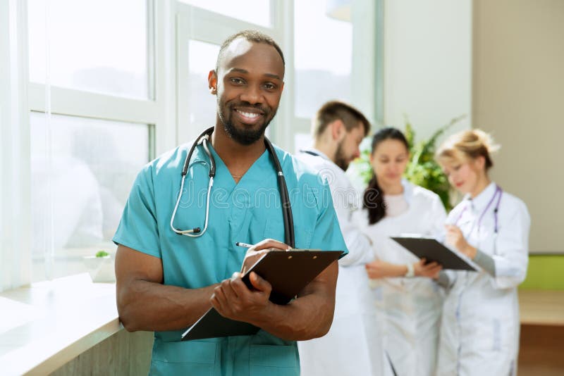 Gesundheitswesenleutegruppe Berufsdoktoren, die im Krankenhausb?ro oder -klinik arbeiten