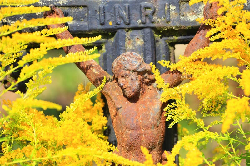 Gesù in natura variopinta di autunno dal vecchio cimitero del villaggio