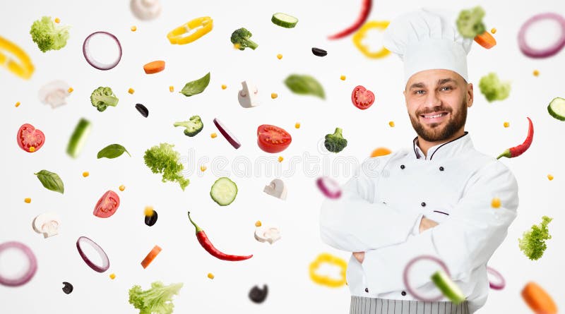 Gesünderes Kochen. lächelnder Chef in Uniform und fliegenden Veggies auf weißer Hintergrundcollage mit Kopienraum. Panorama lizenzfreie stockfotografie