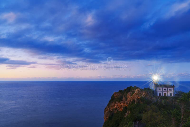 Getaria-Leuchtturm. Sonnenuntergang an der Küste von getaria stockbild