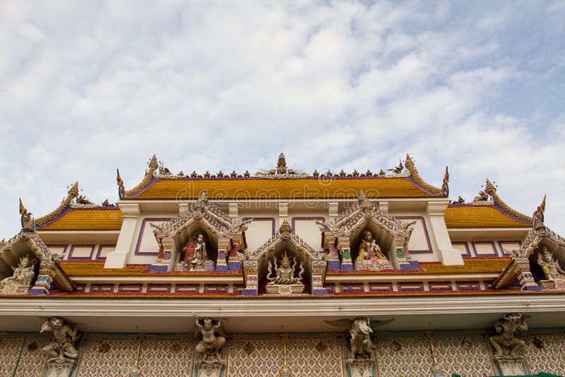 Getoond de hemelkoninkrijk van Wat Pariwat Temple dak met vele god stat royalty-vrije stock afbeelding Getoond de hemelkoninkrijk van Wat Pariwat Temple dak met vele god stat royalty-vrije stock afbeelding