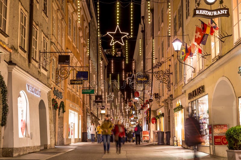Getreidegasse in Salzburg am Weihnachten lizenzfreie stockbilder Getreidegasse in Salzburg am Weihnachten lizenzfreie stockbilder