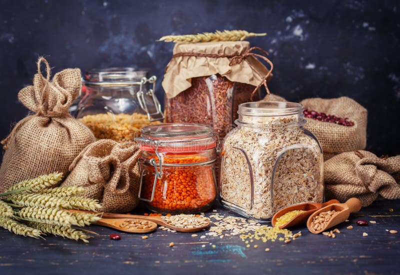 Getreidekörner, Hafermehl, gelbe Erbsen, rote Linsen, beanso lizenzfreies stockbild Getreidekörner, Hafermehl, gelbe Erbsen, rote Linsen, beanso lizenzfreies stockbild