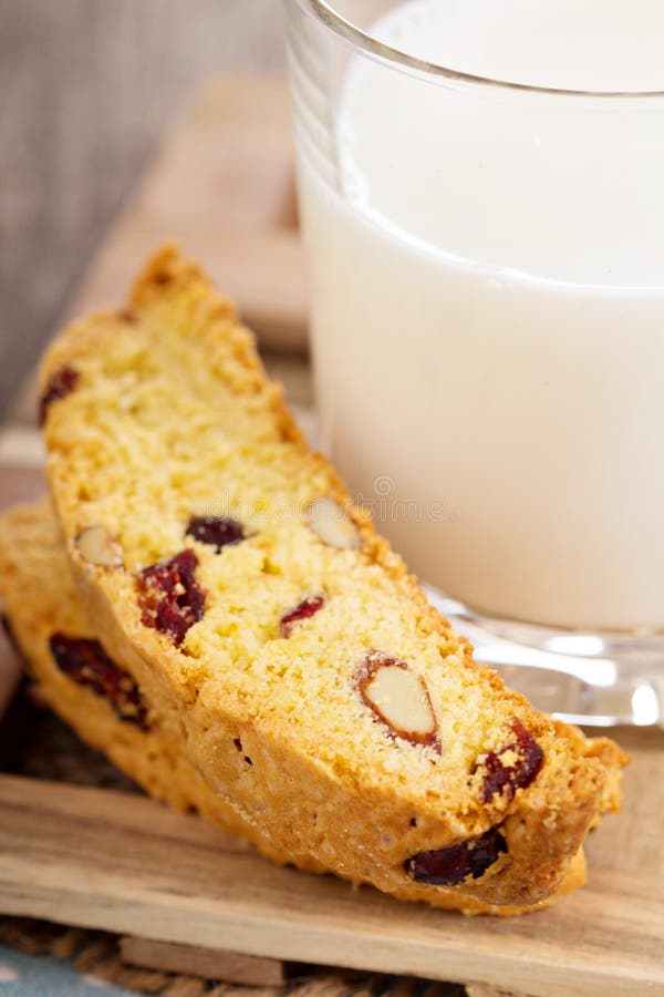 Getreidemehl Biscotti Mit Milch Stockbild - Bild von vertikal ...