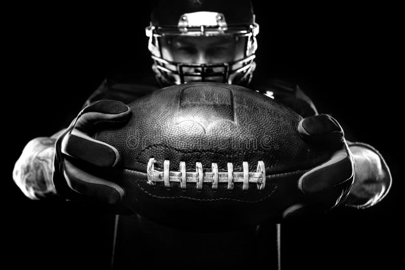 Getrennt auf Weiß Sportlerspieler des amerikanischen Fußballs auf schwarzem Hintergrund Getrennt auf Weiß lizenzfreie stockbilder Getrennt auf Weiß Sportlerspieler des amerikanischen Fußballs auf schwarzem Hintergrund Getrennt auf Weiß lizenzfreie stockbilder