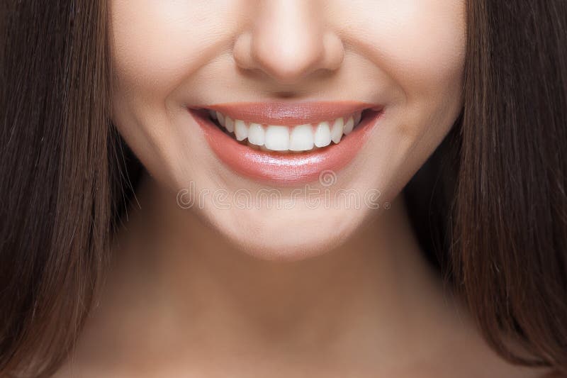 Getrennt auf weißem Hintergrund Weiß werdene Zähne Klammern auf einem weißen Hintergrund