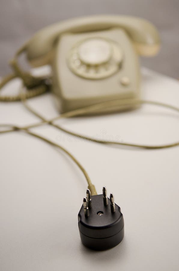 Getrennter schwarzer anschließenbolzen des analogen grauen Telefons lizenzfreies stockbild Getrennter schwarzer anschließenbolzen des analogen grauen Telefons lizenzfreies stockbild