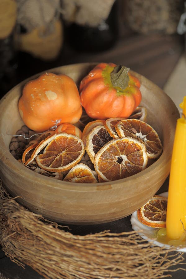 Getrocknete kleine Kürbise und orange Scheiben lizenzfreies stockbild Getrocknete kleine Kürbise und orange Scheiben lizenzfreies stockbild