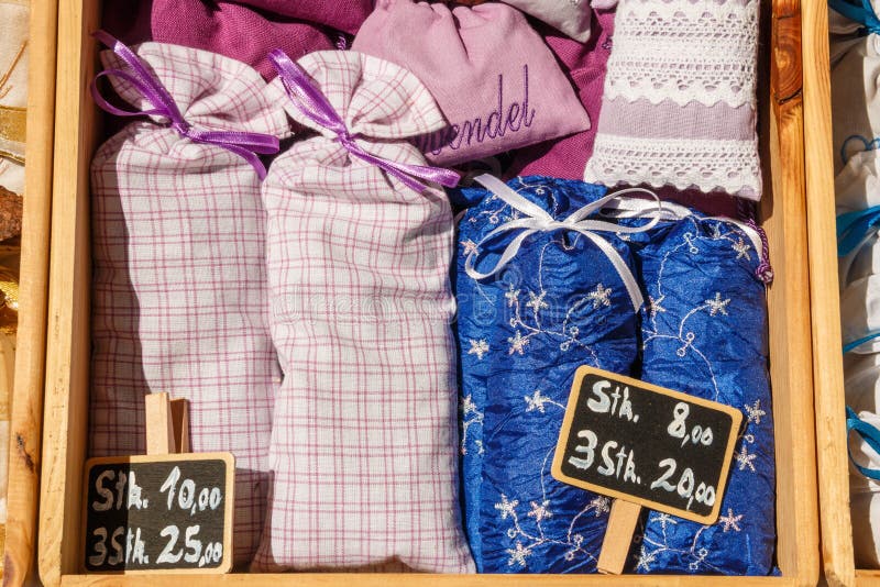 Getrocknete Lavendelblumen in den netten Textilkissen Lavendel fragra lizenzfreies stockbild Getrocknete Lavendelblumen in den netten Textilkissen Lavendel fragra lizenzfreies stockbild