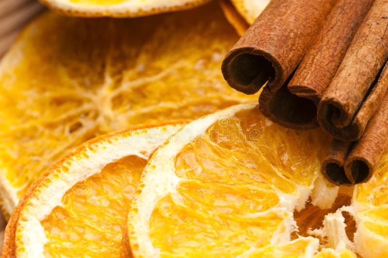 Getrocknete Orangen- und Zimtsteuerknüppel lizenzfreie stockbilder Getrocknete Orangen- und Zimtsteuerknüppel lizenzfreie stockbilder