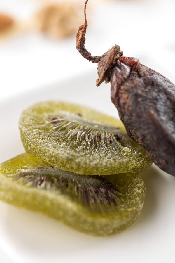 Getrockneter Nachtisch des Kiwi- und strengen vegetariers auf weißem Hintergrund lizenzfreies stockfoto