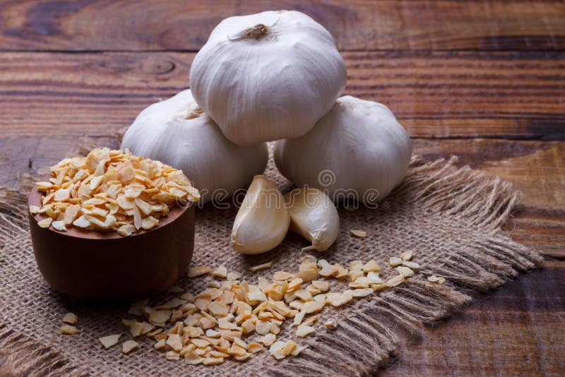Getrockneter und frischer Knoblauch lizenzfreie stockfotografie Getrockneter und frischer Knoblauch lizenzfreie stockfotografie