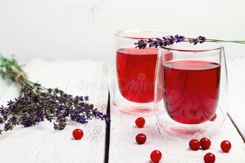 Getränk der Moosbeeren (rote Beeren) im Glas lizenzfreie stockfotos
