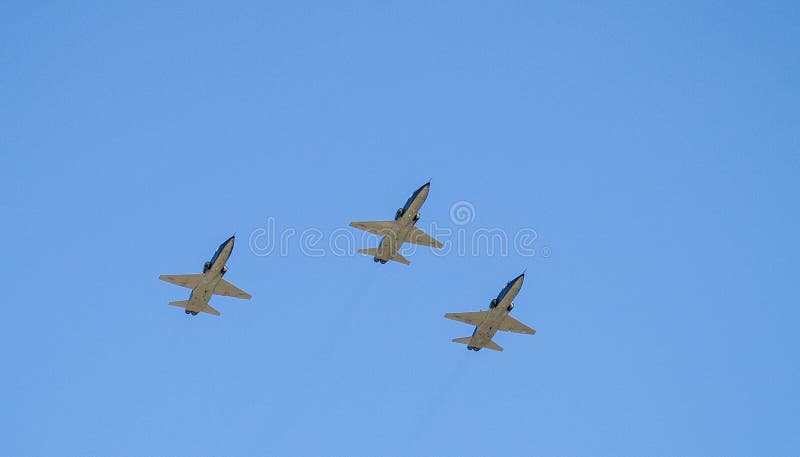 Getti militari che sorvolano la pista di corsa fotografie stock Getti militari che sorvolano la pista di corsa fotografie stock