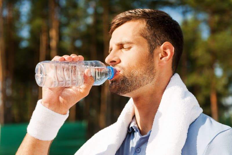 https://thumbs.dreamstime.com/b/getting-refreshed-game-side-view-thirsty-young-man-polo-shirt-towel-shoulders-drinking-water-42915063.jpg