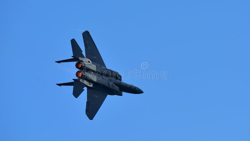 Getto del figher di RSAF F-15SG che esegue le acrobazie aeree a Singapore Airshow fotografia stock Getto del figher di RSAF F-15SG che esegue le acrobazie aeree a Singapore Airshow fotografia stock