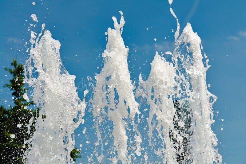 Getto di acqua in una fontana del parco della città fotografia stock