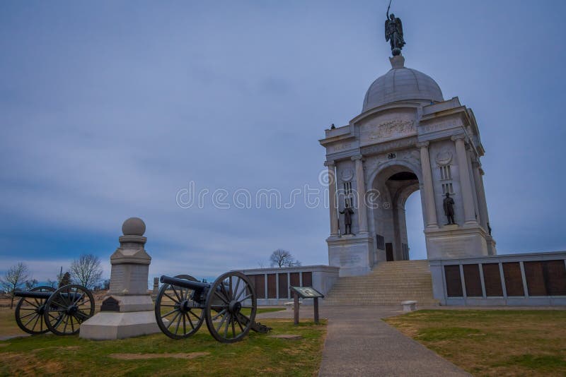 GETTYSBURG, LOS E.E.U.U. - ABRIL, 18, 2018: Vista al aire libre del monumento conmemorativo en el parque militar nacional de Gett imagen de archivo GETTYSBURG, LOS E.E.U.U. - ABRIL, 18, 2018: Vista al aire libre del monumento conmemorativo en el parque militar nacional de Gett imagen de archivo