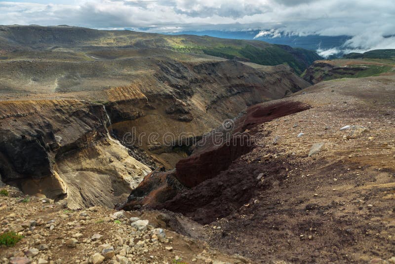 Gevaarlijke Canion dichtbij Mutnovsky-vulkaan in Kamchatka royalty-vrije stock foto's Gevaarlijke Canion dichtbij Mutnovsky-vulkaan in Kamchatka royalty-vrije stock foto's