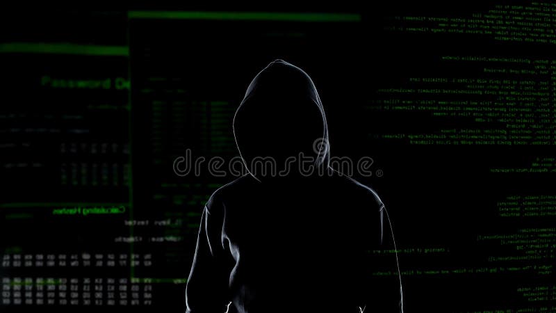 Gevaarlijke hakker in masker en zwarte kap, cyber terrorisme en het binnendringen in een beveiligd computersysteem concept royalty-vrije stock afbeeldingen Gevaarlijke hakker in masker en zwarte kap, cyber terrorisme en het binnendringen in een beveiligd computersysteem concept royalty-vrije stock afbeeldingen