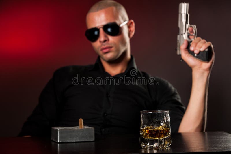 Gevaarlijke mens met een kanon stock afbeelding Gevaarlijke mens met een kanon stock afbeelding