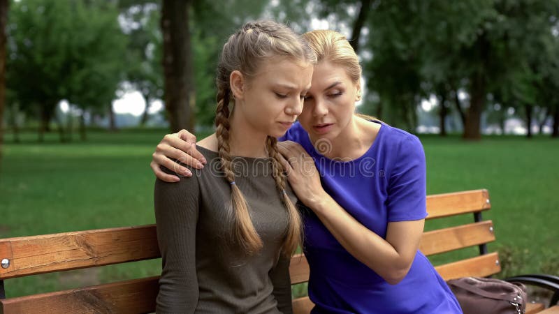 Gevende moeder ondersteunende dochter, problemen met eerste verhouding, verraad stock foto Gevende moeder ondersteunende dochter, problemen met eerste verhouding, verraad stock foto