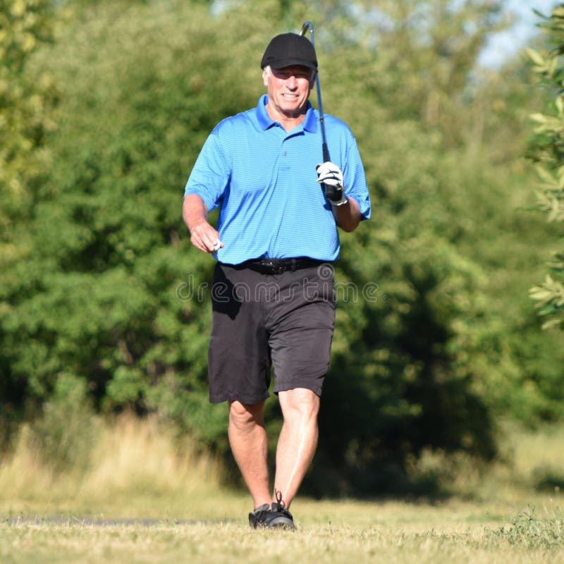 Gevoelloze Oudere Gepensioneerdenpersoon met Golf Club op Golfcursus royalty-vrije stock foto's Gevoelloze Oudere Gepensioneerdenpersoon met Golf Club op Golfcursus royalty-vrije stock foto's