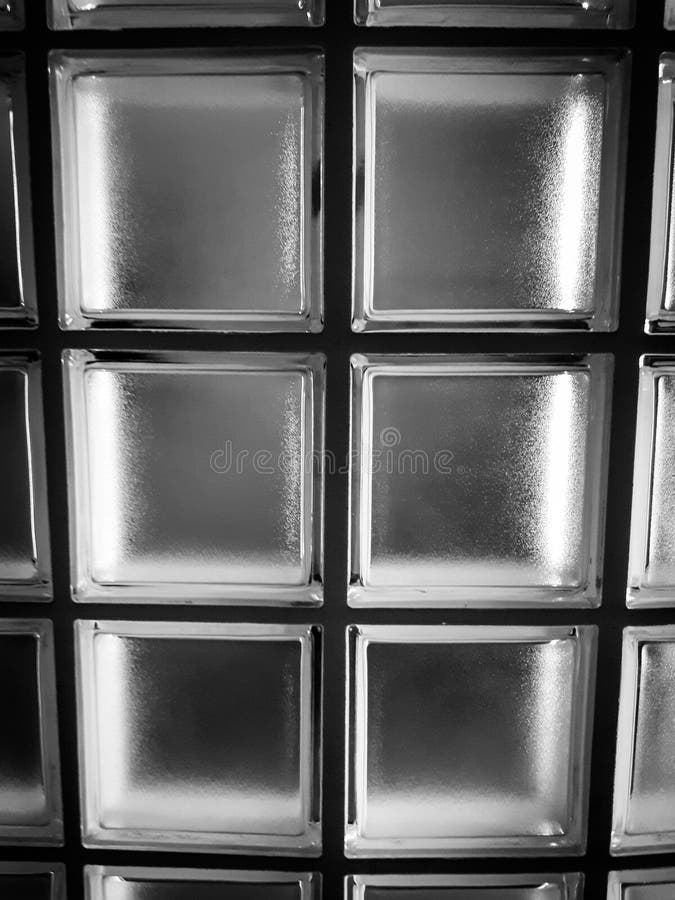 Gevorste deco glazen wand in zwart-wit stock foto's