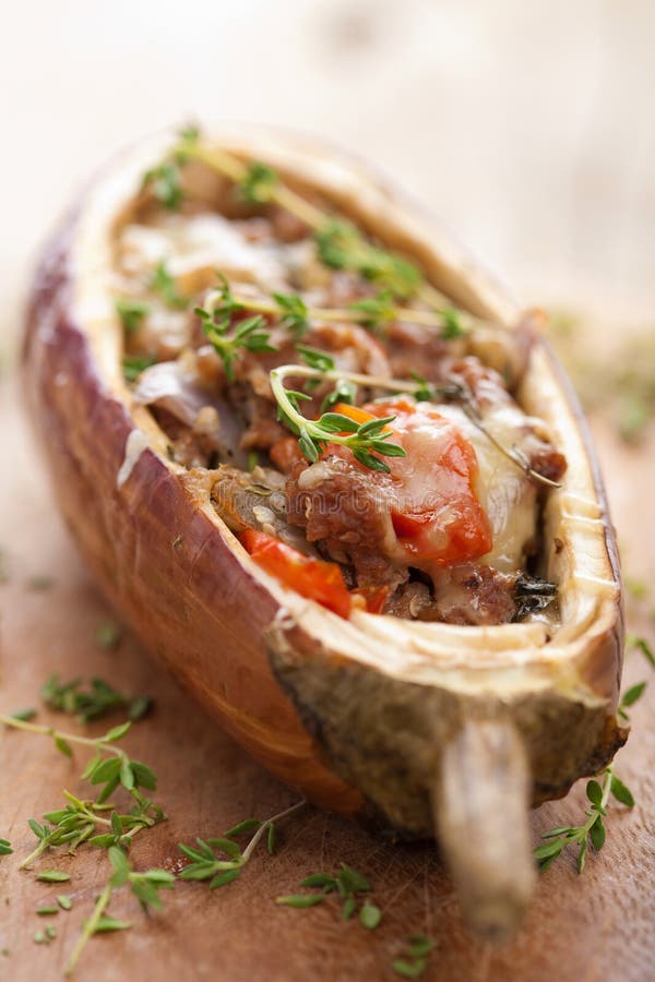 Gevulde aubergine met vlees en groenten royalty-vrije stock afbeeldingen Gevulde aubergine met vlees en groenten royalty-vrije stock afbeeldingen
