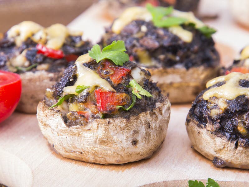 Gevulde champignons met eieren, kaas en paprika stock afbeelding Gevulde champignons met eieren, kaas en paprika stock afbeelding