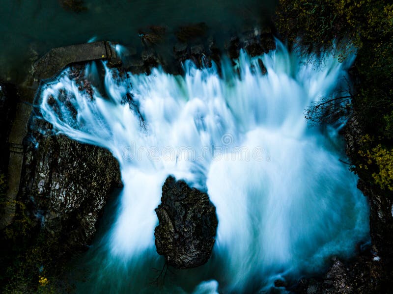 Gewaltige Wasserfallkaskaden das felsige Terrain in der Nähe von Felsen. stockbild