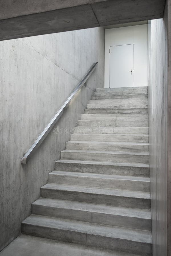 Gewapend beton trap binnen het gebouw royalty-vrije stock afbeelding Gewapend beton trap binnen het gebouw royalty-vrije stock afbeelding