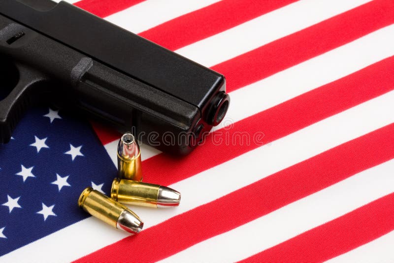 Gewehr über amerikanischer Flagge lizenzfreies stockfoto Gewehr über amerikanischer Flagge lizenzfreies stockfoto