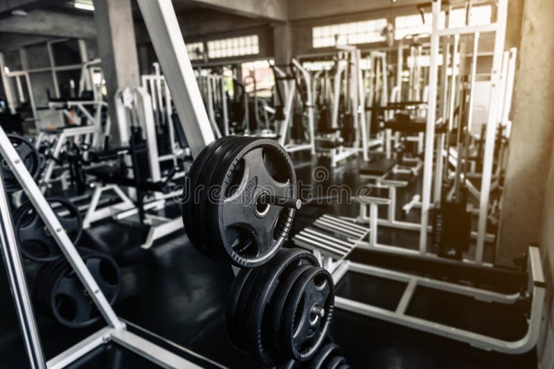 Gewichten die rek in de gymnastiek van de clubgeschiktheid opheffen , Bodybuildermateriaal barbell voor het uitoefenen en de trai royalty-vrije stock afbeelding Gewichten die rek in de gymnastiek van de clubgeschiktheid opheffen , Bodybuildermateriaal barbell voor het uitoefenen en de trai royalty-vrije stock afbeelding