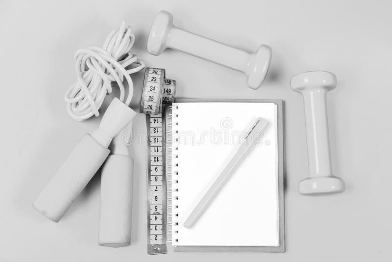 Gewichtsverlies en actief levensstijlconcept Blocnote en geschiktheidshulpmiddelen Bloknota, pen met sportuitrusting royalty-vrije stock fotografie Gewichtsverlies en actief levensstijlconcept Blocnote en geschiktheidshulpmiddelen Bloknota, pen met sportuitrusting royalty-vrije stock fotografie