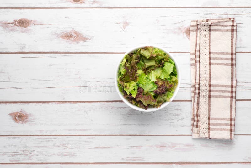 Gewichtsverlust-Salat über hölzernem Hintergrund Diät-Lebensmittel und gesundes lizenzfreies stockfoto Gewichtsverlust-Salat über hölzernem Hintergrund Diät-Lebensmittel und gesundes lizenzfreies stockfoto