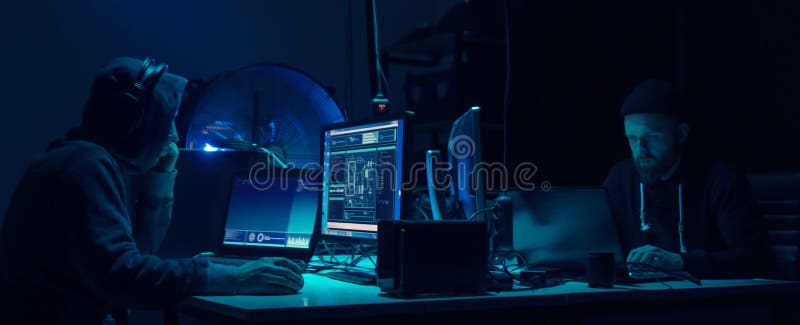 Gewilde hakkers die virus coderen die ransomware laptops en computers met behulp van Cyberaanval, systeem het breken en malware c stock fotografie Gewilde hakkers die virus coderen die ransomware laptops en computers met behulp van Cyberaanval, systeem het breken en malware c stock fotografie